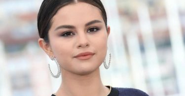 Selena Gomez is a young American singer, songwriter, and actress. She entered the world on July 22, 1992, in Grand Prairie, Texas. Mandy Teefey and Ricardo Gomez are her parents. Both her mom and dad are of Mexican and Italian ancestry.2