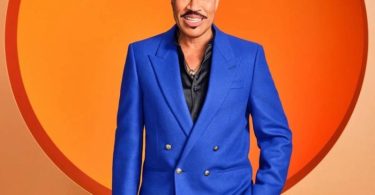 Lionel Richie is an American artist, musician, music producer, and television judge. His full name is Lionel Brockman Ritchie Jr., and he was born on June 20th, 1949 in the United States.2