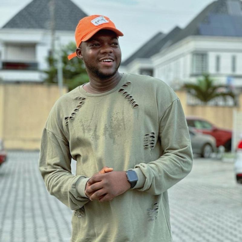 Cute Abiola is a stand-up comedian, skit maker, and actor who hails from Nigeria. In order to focus on his career in the entertainment sector, he just tendered his resignation as an officer in the Nigerian Navy.