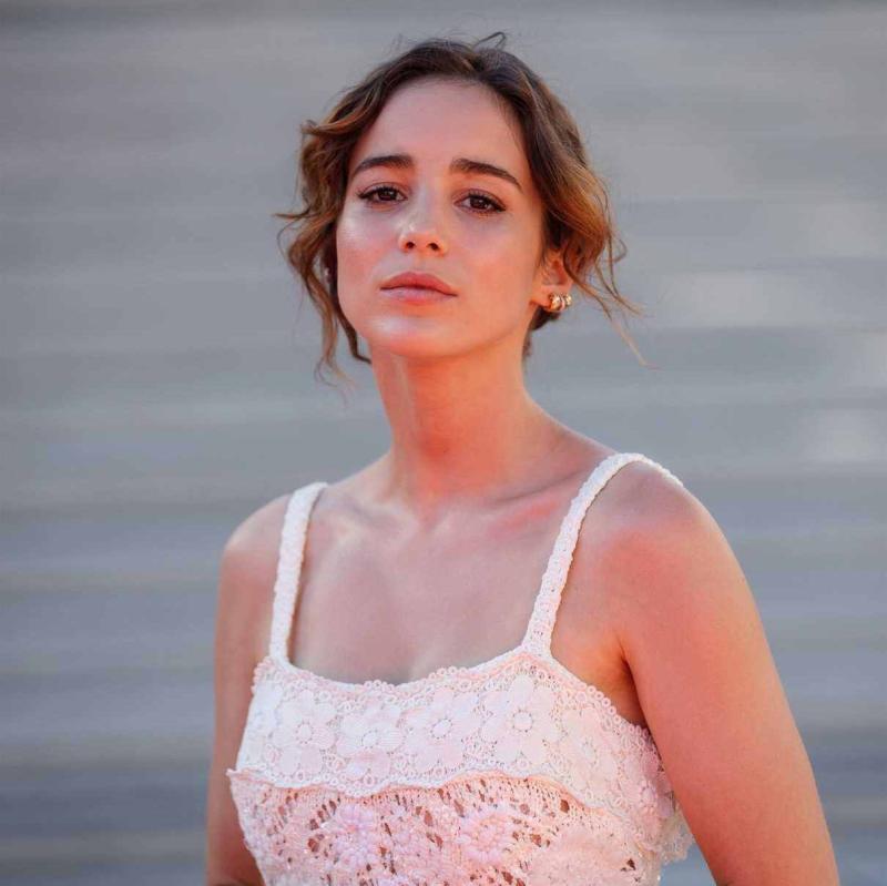 Alba Baptista is a well-known name in the acting world in both Brazil and Portugal. She was born in Lisbon, Portugal, on July 10, 1997. She kicked off her professional career in her home country of Portugal with the series Jardins Proibidos.