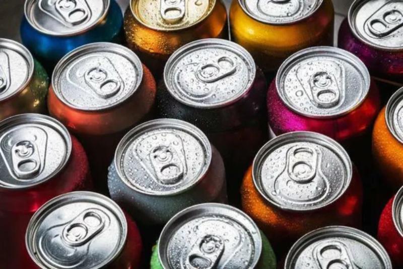 Did you know carbonated drinks are artificially flavoured and carbonated beverages made from water, sugar, and additives? Fruit drinks are instead made from natural fruits or fruit juices.