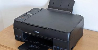A printer and a copier are essential office devices but serve different functions. The primary function of a printer is to convert digital input from computers, tablets, or other devices into a physical output, typically on paper. It can reproduce various file types, including text documents, images, and photographs. There are numerous types of printers, such as inkjet, laser, and 3D printers, each with different characteristics and applications.