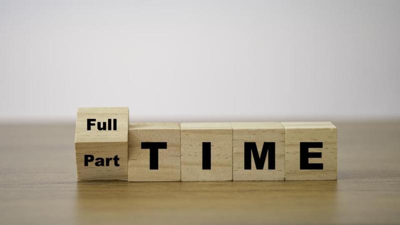 The primary difference between full-time and part-time employment is the weekly work hours. Depending on the regulations of their country or jurisdiction, full-time employees typically work between 30 and 40 hours per week. Usually, they are entitled to a full range of benefits, including health insurance, paid time off, retirement plans, and more, which are frequently prorated or not provided to part-time employees.
