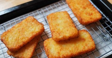 The significant difference between hash browns and home fries indicates that hash brown is a breakfast banquet that is prepared to use finely cut potatoes after frying, while home fries are prepared to use shredded, wedged, or minced potatoes.